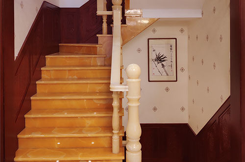 聊城中式别墅室内汉白玉石楼梯的定制安装装饰效果
